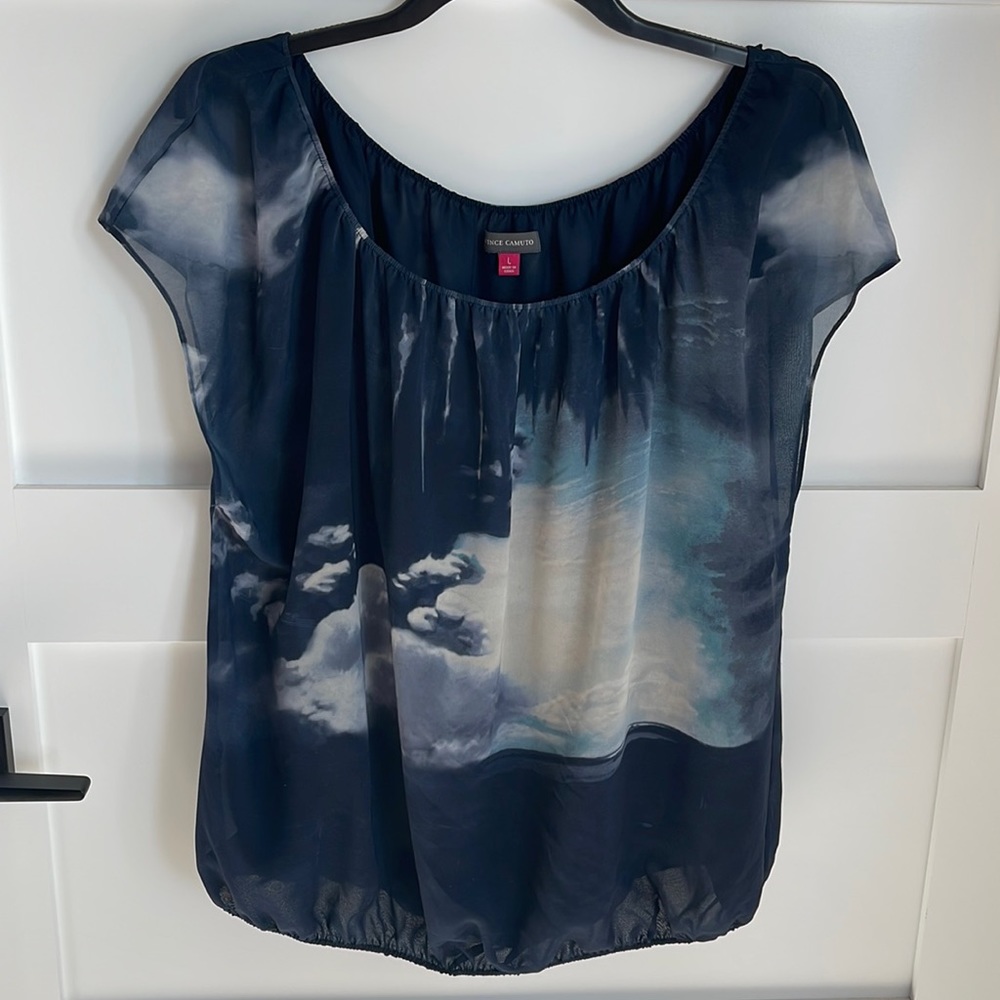 Vince camuto print top lightweight beautiful design